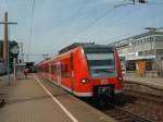 425 111 und 425 114 als RE Karlsruhe - Stuttgart am 23.08.2002 in Ludwigsburg.