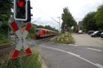 RE 8 nach Koblenz am Bahnbergang Jchener Mhle / Friedhofstrae am Sonntag den 20.6.2010. Einige Sekunden zuvor hat der Zug den HP Jchen verlassen und fhrt zum nchsten Halt Grevenbroich. Das Bild zeigt die Triebwagen 425 603-8 + 425 100-4.