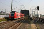 Ein S-Bahn Triebwagen der Reihe 425 hat soeben die Rheinbrcken bei Mannheim passiert und luft in den Haltepunkt Ludwigshafen Mitt ein 9.9.05