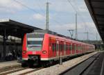 425 807-5 steht hier in Pforzheim Hbf bereit.