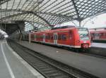 Hier 425 106-2 als RE8 von Koblenz Hbf. nach Mnchengladbach Hbf., bei der Einfahrt am 13.10.2010 in Kln Hbf.