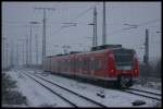 425 xxx verlsst auf der RB33 Duisburg Hbf im Schneetreiben. Nach dem Fahrplanwechsel sollen laut DSO 10er mit n-Wagen auf der Linie und der RB35 unterwegs sein, Bild aufgenommen am 29.11.2010