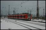 425 xxx fhrt als RB33 am 30.11.2010 in Duisburg Hbf ein