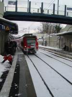 Ein schn vereister BR 425 als S2 nach Kaiserlautern bei der Einfahrt in Neckargemnd Alstadt am 17.12.10 