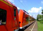 425 598-0 und 425040-0 als RE 8 (Rhein-Erft-Express) Koblenz Hbf - Kln Hbf - Mnchengladbach Hbf fhrt am 06.08.2010 im Bahnhof Bonn-Oberkassel weiter in Richtung Kln.