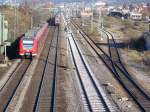 links Br 425 251 als RB Bensheim-Lampertheim in Weinheim rechts RB nach Frankfurt.