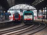 Am 12.03.2011 zieht Cobra 186 216 (2824) einen Autozug auf Gleis 5 durch den Aachener Hbf. Auf Gleis 6 steht 425 079, der als RB33 gleich nach Duisburg fahren wird.