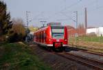 Kurz hinter dem HP Erkelenz in Richtung Aachen fahrend, kommt am Sonntag den 27.3.2011 der Triebwagen 425 077 auf der Linie RB33 daher.