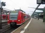 425-251 an einem seltsamen Platz dieser Zug hatte Grn und dann  Schaltete das Signal einfach auf Rot wegen eines Anschlusszuges der Zug kam vor dem Signal aber noch zum stehen.