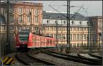 . Quietschi vor Schloss - Mal ein eher klassisches Bahnbild von mir. Ein Triebzug der Baureihe 425 vor dem Mannheimer Schloss. 08.03.2008 (Matthias)