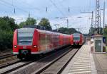 Links ein 425ziger Doppel in Richtung Seelze und rechts ein Doppel 424ziger in Richtung Wunstorf, gesehen in Dedensen-Gmmer am 9 Juli 2011 am frhen Nachmittag dieses Samstag.