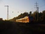 In den letzten Sonnenstrahlen kam 425 130/630 als RE 60 Saarbrcken - Kaiserslautern am 21.10.2011 durch Kennelgarten