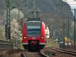 425 523-8 fhrt als RE8 nach Mnchengladbach am 03.04.2012 auf der rechten Rheinstrecke bei Leubsdorf.