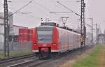 Ein Zug der Linie RE 11 nach Mnchengladbach ist hier kurz vorm Bahnhof Anrath am  14.4.2012.