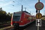 425 739 passiert am 14.10.11 die Hinweisschilder am Mannheimer Hbf. 