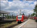 Ein Triebzug der BR 425 fhrt auf Gleis 1 in Mannheim Hbf ein. Die Aufnahme stammt vom 24.05.2006. 