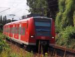 Der 425 028-8 im Gleisbogen vorm Bahnbergang Klner Strasse in Jchen.13.7.2012