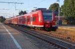Am Samstagabend ist dieser RE8 Zug bestehend aus zwei 425ziger Einheiten am Gleis 3 des Rheydter Hauptbahnhofs zusehen.