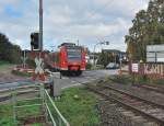 Am B Klner Strae in Jchen fhrt hier der 425 100-5 als Fhrungsfahrzeug einer RE8 gen Koblenz. Nchster Halt ist Grevenbroich an diesem Sonntag den 7.10.2012