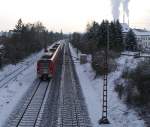 Ein unbekannter, durch Schnee und Eis gezeichneter, 425er ist nach Trier unterwegs. Er hat gerade den Bahnhof Ensdorf verlassen und fhrt auf Saarlouis zu.

Die Sonne kam nicht ganz durch, denn die Dampfwolken des Kraftwerkes Ensdorf hllten sie immer wieder ein aber dadurch entstand ein sehr reizvolles Licht.

KBS 685 Ensdorf/Saar - 16.01.2013