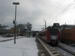 Ein auf Gleis 1 stehender Gterzug lies sich am 8.2.13 von einer RB nach Geilingen(Steige) berholen.