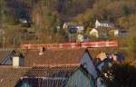 ber den Dchern von Neckargerach fhrt ein S-Bahnzug (vermutlich der 425 743-4) nach Zwingenberg am Nachmittag des 2.3.2013