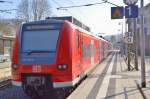 Hurra, soeben hat mich der 425 230-0 wieder in Neckargerach abgesetzt nach einem Tag in Heidelberg und nun geht es weiter in Richtung Binau fr ihn. Sonntag den 3.3.2013