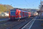 Am spten Montagnachmittag ist diese 425 Doppel bei der Ausfahrt aus dem Bahnhof Linz am Rhein zusehen.Der 425 097-3 verkndet auf dem Zielanzeiger, das es nach Mnchengladbach Hbf geht.