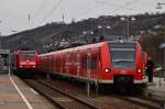 Auf Gleis 1 steht die RB nach Ulm Hbf die von der 146 205 gezogen wird und auf Gleis 2 der 425 616-0 als RE1 nach Stuttgart Hbf und auf Gleis 3 steht eine S1 nach Osterburken.