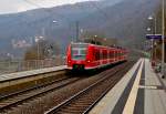 Ein S1 Zug mit Fontaine fhrt an den Bahnsteig in Zwingenberg Baden aus Lindach kommend heran. 17.3.2013