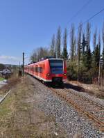 Gerade berquert der 425 086-6 die B292 bei der Anfahrt an den Bahnsteig in Neckarbischofsheim auf seinem Weg als S51 nach Aglasterhausen.