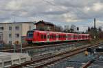 Aus Richtung Bad Friedrichshall-Jagstfeld kommend fhrt hier ein RE2 Zug ein, es ist der 425 760-6 im Bahnhof Sinsheim Hbf.13.4.2013