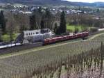 Vorbei an den Weinbergen und dem Weingut von Gnther Jauch rollt ein 425er als RB nach Trier. Gleich erfolgt ein Halt in Kanzem/Saar.
Bei fast 26C gab es einen Sommertag am 14.04.2013 an der unteren Saar.

Wir nutzten die Gelegenheit zu einem Spaziergang an der KBS 685 und durch die Weinberge.

KBS 685 - Bahnstrecke 3230 Saarbrcken - Karthaus bei Kanzem, Weinlage Kanzemer Altenberg.