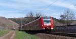 Vorbei an den Weinbergen und dem Weingut von Gnther Jauch rollt 425 139 als RB aus Saarburg nach Trier. Gleich erfolgt ein Halt in Kanzem/Saar.Vielen Dank an den Tf fr den freundlichen Gru. Bei fast 26C gab es einen Sommertag am 14.04.2013 an der unteren Saar. Wir nutzten die Gelegenheit zu einem Spaziergang an der KBS 685 und durch die Weinberge. KBS 685 - Bahnstrecke 3230 Saarbrcken - Karthaus bei Kanzem, Weinlage Kanzemer Altenberg.