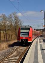 Ausfahrt aus Neckarbischofsheim, der 425 586-5 als S51 nach Aglasterhausen.