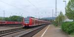 Stretch Quietschie - Der 1. Mai 2013 war Wetter mig und Fahrzeug mig durchwachsen.
15C und meistens bedeckter Himmel im Saarland lockten uns dennoch hinaus. Der Bahnhof von Merzig war unser Ziel.

Eine erste berraschung war diese Version eines Stretch Qietschies aus Richtung Mettlach.
425 132 - 426 005 und 426 043 bildeten diese super lange Fuhre.

Am Bahnsteig angekommen wurden die beiden 426er vom 425er getrennt.

425 132 fuhr als RB nach Homburg weiter und die beiden 426er kamen zu RE Ehren. Etwas ber 25 Minuten muten sie noch warten, um als RE nach Kaiserslautern in See zu stechen ups ber die Gleise los zu fahren.
Im Hintergrund stehen abgestellt 189 043 + 189 037 mit einem leeren  Langen Heinrich . 38 Wagen hatten wir gezhlt.

KBS 685 - Bahnstrecke 3230 Saarbrcken - Karthaus