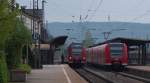 Kann es berhaupt eine Hauptstrecken Idylle geben......?
Wenn ja, dann vielleicht hier in Merzig.
Eigentlich ein Keilbahnhof, weil die Strecke der ehemaligen Merzig-Bschfelder Eisenbahn vorne von links in die Saartalstrecke einmndete.
Heute gehrt die Strecke dem Museums Eisenbahnclub Losheim.
Personenzge nach Losheim fahren beim Merziger Hauptbahnhof nur noch ganz selten ab.
Die Museumsbahn beginnt regulr etwa 1,5 Km weiter im ehemaligen Bahnhof Merzig-Ost.
Vor dem Zweiten Weltkrieg zweigte in Merzig eine Bahnstrecke ber Mechern und Mondorf bis ins franzsische Bettelainville ab.
426 005 und 426 043 warten auf Abfahrt nach Kaiserslautern, whrend auf Gleis 1 425 136 ais RB nach Trier auf den Abfahrauftrag wartet.

KBS 685 - Bahnstrecke 3230 Saarbrcken - Karthaus - 01.05.2013