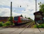 Hier am B Lerchenfeldstrae in Anrath ist der 425 560-0 als RE11 Fhrungsfahrzeug nach Hamm (Westfalen) zusehen am Samstag den 18. Mai 2013. Besten Gru an den Tf der dem Fotografen freundlichst zuwinkte.