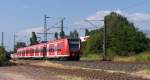 Der Classic Courier Sonderzug war angekndigt. Bis es soweit war wurden die Finger gelockert und das Auge geschrft. 425 139 ist als Regionalbahn von Trier nach Homburg/Saar unterwegs. Zwischen Merzig und Saarbrcken gibt es alle 3 Kilometer einen Halt. 19.07.2013 - KBS 685 beim Kraftwerk Ensdorf - Bahnstrecke 3230 Saarbrcken - Karthaus