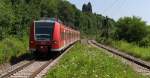 Irgend wie mag ich diese  Quietschies  - 425 141 ist auf der Relation RE 60 als RE 12148 von Kaiserslautern nach Trier unterwegs.
Hier durch fhrt der Triebwagen den (grnen) Haltepunkt Fremersdorf kurz vor Merzig.
Bei guten 36 C im Schatten warteten wir auf den  Weinzug  aber der sollte erst fast 2 Stunden spter auftauchen.

27.07.2013 KBS 685 - Bahnstrecke 3230 Saarbrcken - Karthaus