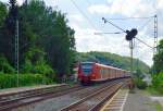 Bei der Durchfahrt in Leubsdorf ist ein RE8 Zug nach Mnchengladbach zu sehen, der vom 425 533-7 gezogen wird. 10.8.2013