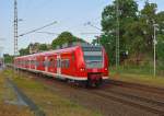 Gerade hat der 425 582-4 den Bahnsteig Gleis 2 in Wickrath verlassen, weiter geht die Fahrt als RB33 nach Aachen Hbf, nchster Halt ist Herrath. 2.8.2013