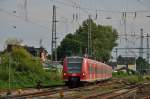 Gerade hat die RE8 nach Mnchengladbach den Bahnsteig in Grevenbroich verlassen und der von 425 040 gefhrte Zug passiert gleich den B Blumenstrae. 