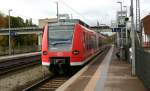 425 810 - 9 durchfhrt mit unverminderter Geschwindigkeit den   Flming Bahnhof Bad Belzig.