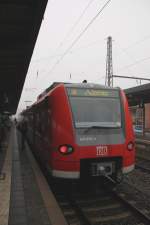 Hier steht 425 665 abfahrbereit als S5 nach Hannover Flughafen am 28.11.13 in Paderbron Hbf.
