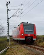 Von Randerath kommend, hat der Triebwagen 425 070-0 die Steigung nach Lindern erklommen und fährt nun in einem 90° Bogen in den Bahnhof Lindern ein, nicht ohne vorher den Bü Leiffarther