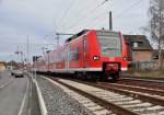 Der aus Heinsberg kommende 425 570-0 hat vor wenigen Minuten am Bahnsteig Gleis3 mit einem aus Duisburg kommenden Halbzug gekoppelt und fährt nun im Doppel weiter nach Aachen Hbf.