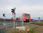 Ein nicht unbedingtes Topfoto, aber die Freude entlich wieder so ein Foto machen zu können nach über dreissig Jahren ohne Personenverkehr, veranlasst mich es hier zu zeigen. Der 425 104 auf dem Weg von Heinsberg nach Lindern als RB 33, von wo aus er nach Aachen Hbf fahren wird mit dem Halbzug aus Duisburg. 15.12.2013.