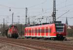 296 043 mit Gterzug Richtung Heidelberg und 425 721 als S 6418 (Bruchsal–Germersheim) am 19.03.2009 zwischen Mannheim-Friedrichsfeld Sd und Heidelberg Pfaffengrund/Wieblingen