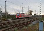 RE8 nach Mönchengladbach. Geführt vom 425 105-4 verlässt der Zug Grevenbroich am Samstagmittag den 11.1.2014